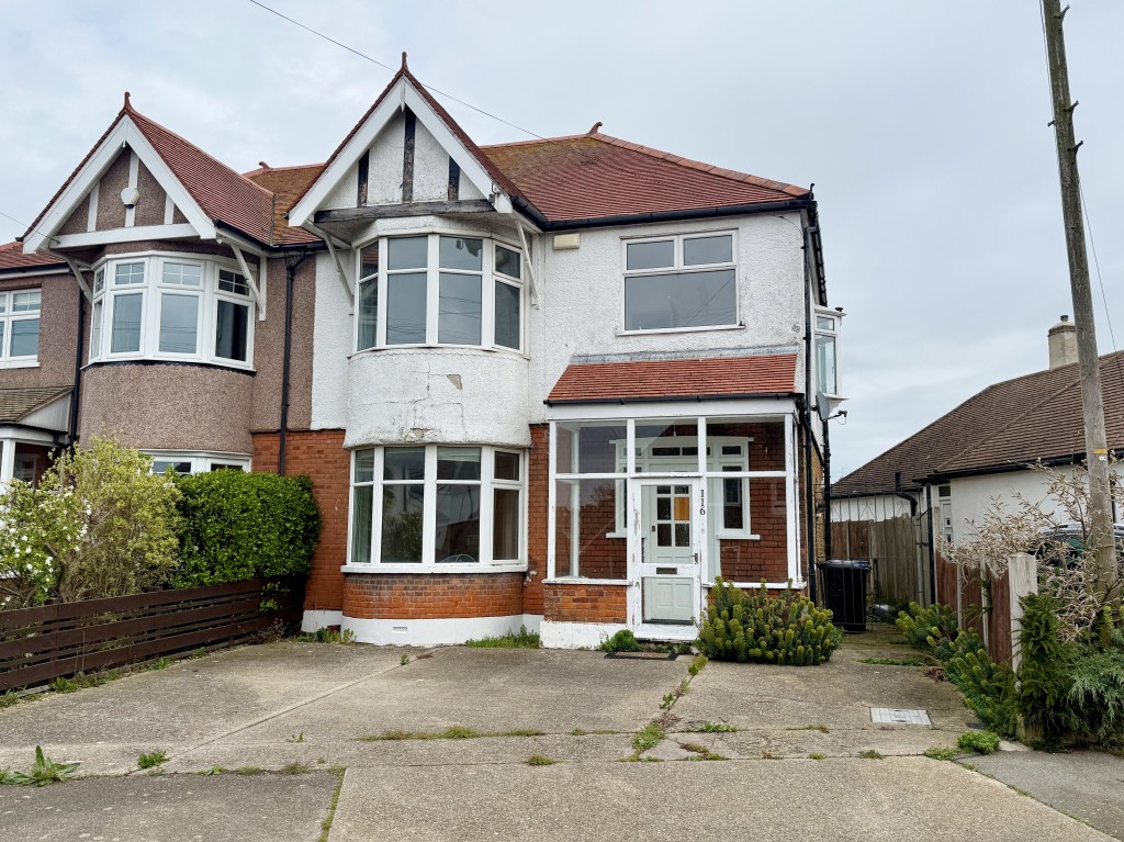 Lot: 131 - SPACIOUS THREE-BEDROOM SEMI IN GOOD LOCATION - Semi-detached house with driveway
